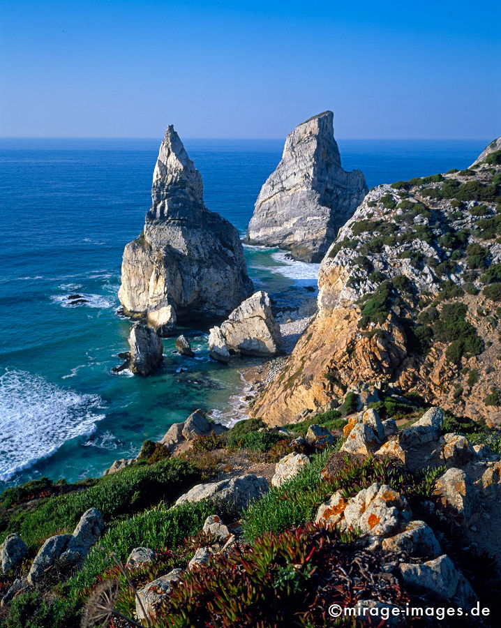 Ursa
Azoia
Schlüsselwörter: Küste, Felsen, Meer, Strand, wild, türkis, rein, Wellen, Gischt, einsam, Einsamkeit, blau, Himmel, Urlaub, Erholung, Ferien, steil, Steilküste, Westküste, rau, rauh, Natur, natürlich, Landschaft, Wasser, Atlantik, Europa,
