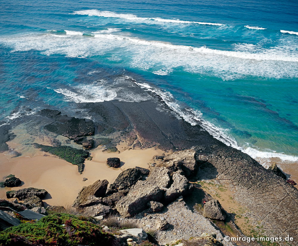 Praia da Aguda
Fontanelas
Schlüsselwörter: Küste, Felsen, Meer, Strand, wild, türkis, rein, Wellen, Gischt, einsam, Einsamkeit, blau, Himmel, Urlaub, Erholung, Ferien, steil, Steilküste, Westküste, rau, rauh, Natur, natürlich, Landschaft, Wasser, Atlantik, Europa, romantisch, Sand,