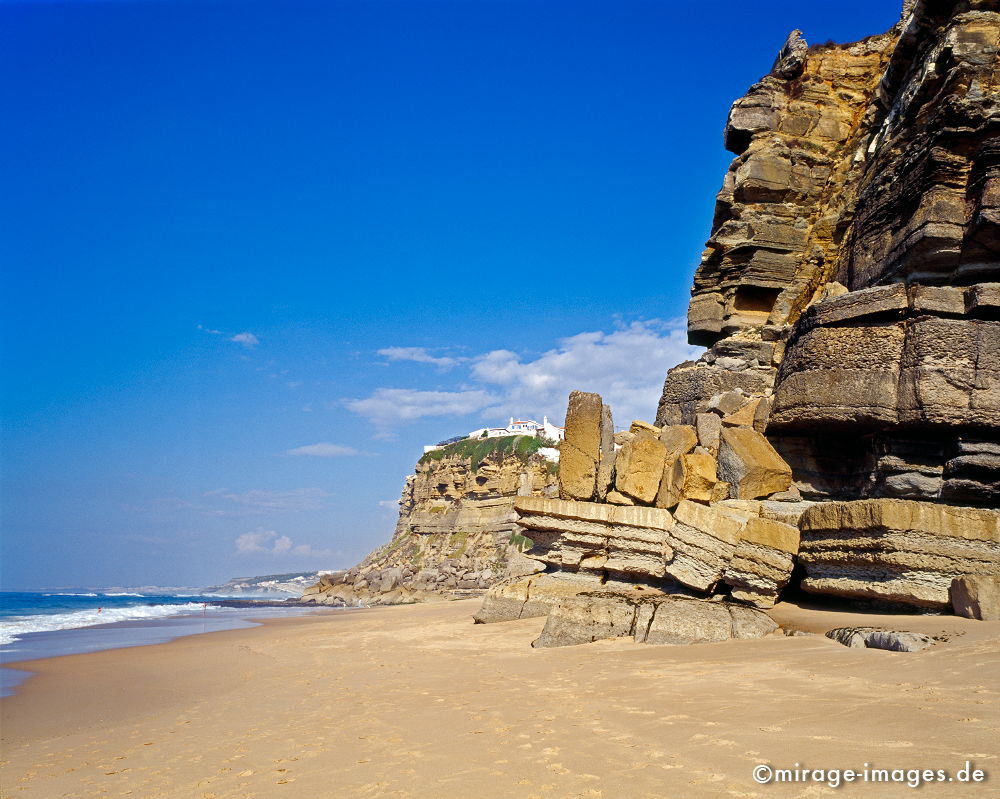 Azenhas do Mar
Schlüsselwörter: Küste, Felsen, Meer, Strand, wild, türkis, rein, Wellen, Gischt, einsam, Einsamkeit, blau, Himmel, Urlaub, Erholung, Ferien, steil, Steilküste, Westküste, rau, rauh, Natur, natürlich, Landschaft, Wasser, Atlantik, Europa, romantisch, Dorf,