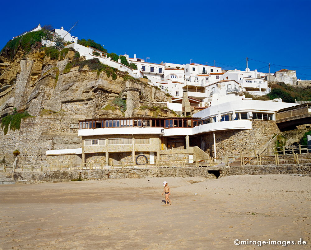 Azenhas do Mar
Schlüsselwörter: Küste, Felsen, Meer, Strand, wild, türkis, rein, Wellen, Gischt, einsam, Einsamkeit, blau, Himmel, Urlaub, Erholung, Ferien, steil, Steilküste, Westküste, rau, rauh, Natur, natürlich, Landschaft, Wasser, Atlantik, Europa, romantisch, Dorf,