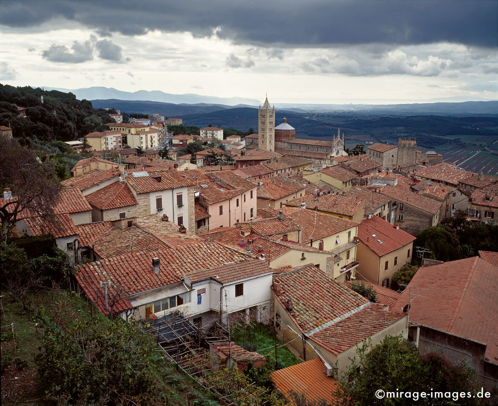 Massa marittima
Toskana
Schlüsselwörter: Ausblick, Überblick, Haus, Häuser, Gebäude, Idylle, idyllisch, romantisch, zeitlos, Architektur, Himmel, dramatisch, Weite, Wolken, dunkel, Dach, Dächer, Kirche, Hügel, Meer, Dorf, ländlich, Landschaft, Dom San Cerbone, alt, historisch, Aussicht, be