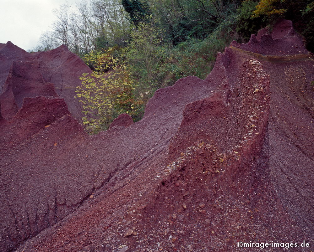 Le Roste
alte Kupferbergbauhalde an der Merse
Schlüsselwörter: Steine, alt, Felsen, historisch, Bergbau, Mine, Kupfer, rot violett, Erosion, Skulptur, Landschaft, Wasser, zerfurcht, Bewegung, weich, Lila, gelb, Bach, rinnen, fliessen, Montan, Abbau, Halde, historisch, Umwelt, Toskana,