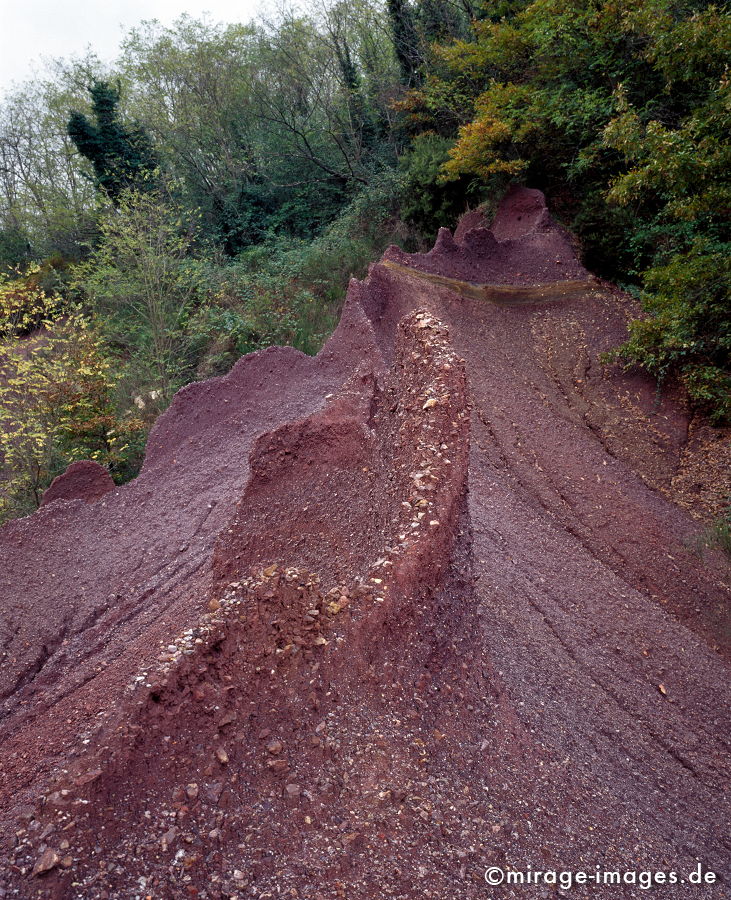 Le Roste
alte Kupferbergbauhalde an der Merse
Schlüsselwörter: Steine, alt, Felsen, historisch, Bergbau, Mine, Kupfer, rot violett, Erosion, Skulptur, Landschaft, Wasser, zerfurcht, Bewegung, weich, Lila, gelb, Bach, rinnen, fliessen, Montan, Abbau, Halde, historisch, Umwelt, Toskana,