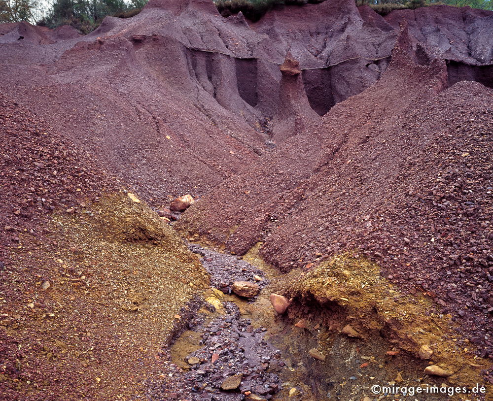 Le Roste
alte Kupferbergbauhalde an der Merse
Schlüsselwörter: Steine, alt, Felsen, historisch, Bergbau, Mine, Kupfer, rot violett, Erosion, Skulptur, Landschaft, Wasser, zerfurcht, Bewegung, weich, Lila, gelb, Bach, rinnen, fliessen, Montan, Abbau, Halde, historisch, Umwelt, Toskana,