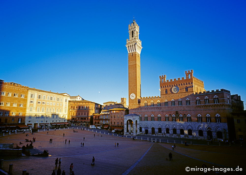 Piazza del Campo
Sienna
Schlüsselwörter: Torre del Mangia, alt, Gebäude, romantisch, zeitlos, Architektur, antik, historisch, Theater, Platz, Pflasterung, Backstein, Palast, Etrusker, rot, Sehenswürdigkeit, Tourismus, mediterran, Romantik, Politik, Zentrum, Turm, abends, blau, Himmel,