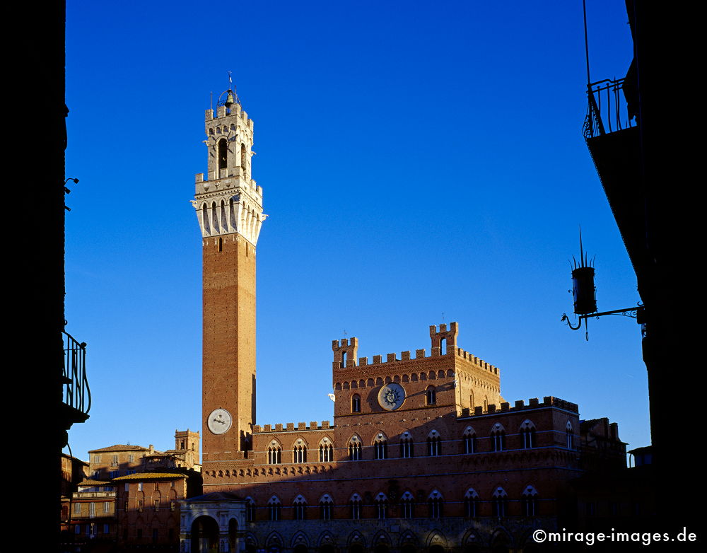 Piazza del Campo
Sienna
Schlüsselwörter: Torre del Mangia, alt, Gebäude, romantisch, zeitlos, Architektur, antik, historisch, Theater, Platz, Pflasterung, Backstein, Palast, Etrusker, rot, Sehenswürdigkeit, Tourismus, mediterran, Romantik, Politik, Zentrum, Turm, abends, blau, Himmel,
