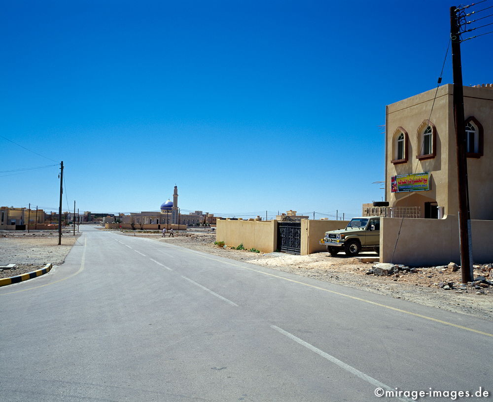 Sayq
Al Jabal Al Akhdar
Schlüsselwörter: Trockenheit, Hitze, Dorf, Siedlung, Gebäude, niedrig, Moschee, arabisch, Meer, Himmel, Wolken, blau, Strommasten, Hochebene, Weite, Strassen, wohnen, Haus, Häuser, leben, gerade, sauber, neu, modern, 