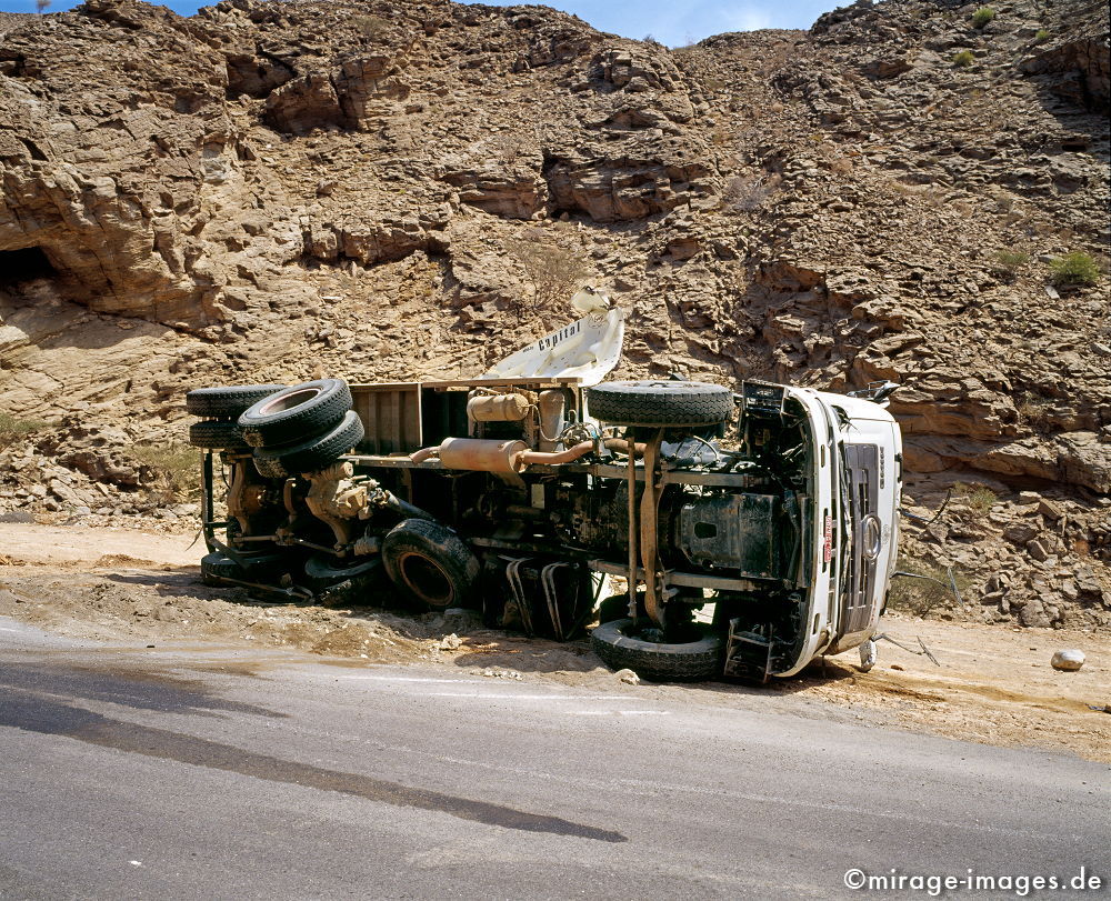 Too fast
As Sifah
Schlüsselwörter: Unfall, LKW, Tod, Berge, Gefahr, Geschwindigkeit, Schaden, Strasse, Totalschaden, Verkehr, 