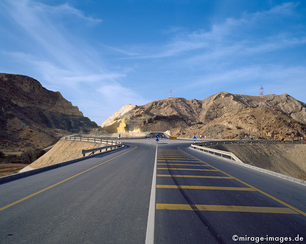 Highway
near Muscat
Schlüsselwörter: abgeschieden, menschenleer, neu, Himmel, blau, Strasse, modern, Infrastruktur, Verkehr, Fortschritt, Erschließung, Modernisierung, Kreisverkehr, Umbau, 