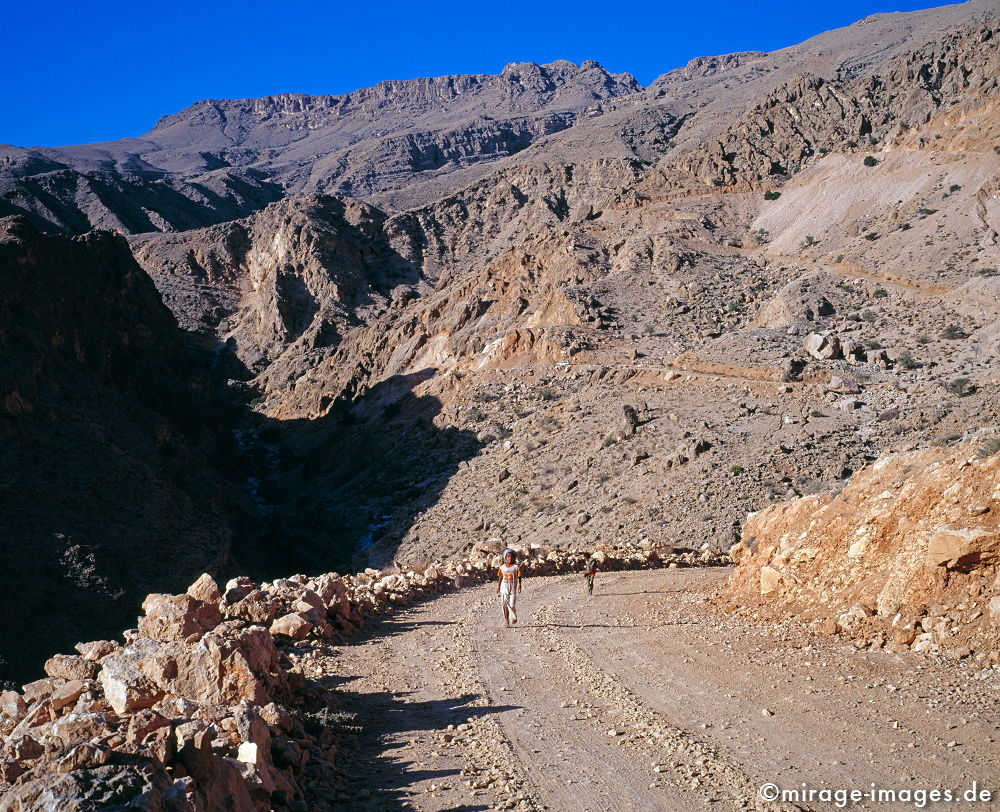 Childrens Play
Eastern Hajar
Schlüsselwörter: Schönheit, spektakulär, schroff, rauh, unberührt, ursprünglich, überleben, Karst, Gebirge, Ödland, abgeschieden, Geologie, Himmel, blau, Kinder, Strasse, Schotterweg, Infrastruktur, Verkehr, Fortschritt, Erschließung, karg, Piste, Berg, Felsen, Ein