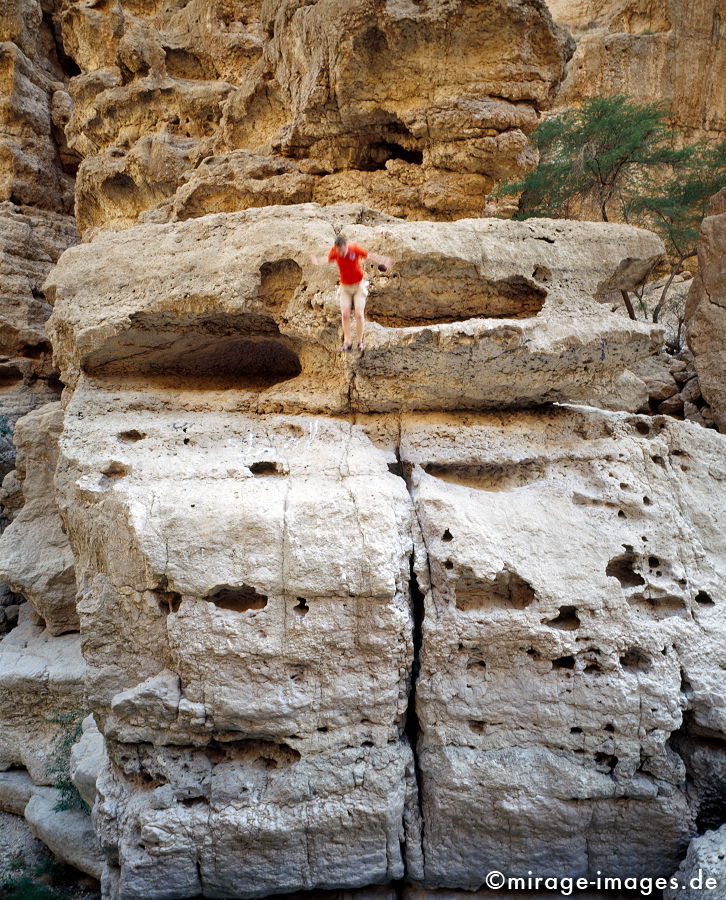 The Man and the Rock
Wadi Ash Shab
Schlüsselwörter: Wasser, Landschaft, klar, rein, sauber, Sauberkeit, pool, Felsen, Mutprobe, springen, Sprung, springen, tief, Jugendlicher, Mensch, Hormone, Wadi, Oase, Selbstfindung, Held, Draufgänger, Thrill, Reiz, Verlockung, 