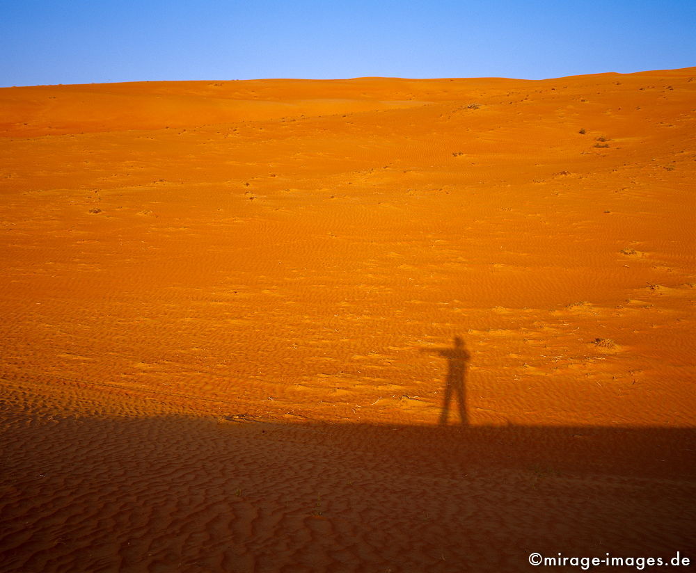 Direction home
Wahiba Sharquiya Sands 
Schlüsselwörter: Wüste, friedlich, essen, karg, Sonne, freundlich, komisch, Strauch, Baum, trocken, heiss, Hitze, Sand, ocker, Fell, Säugetiere, Nomaden, Bedu, Beduinen, genügsam, ausdauernd, Nutztiere, Reittiere, Fortbewegung, Rennkamele, Dromedar, träumen, Wildnis, 