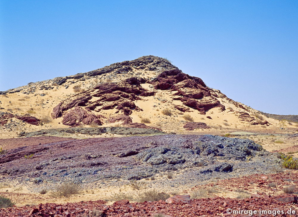 Desert Mountain
Wahiba Sharquiya Sands 
Schlüsselwörter: Stein, Felsen, Einsamkeit, einsam, schroff, schön, Schönheit, spektakulär, schroff, rauh, unberührt, ursprünglich, weich, Erosion, Umwelt, Leere, Karst, Gebirge, Ödland, abgeschieden, menschenleer, Geologie, karg, farbig, bunt, rot violett, Sand, Hi