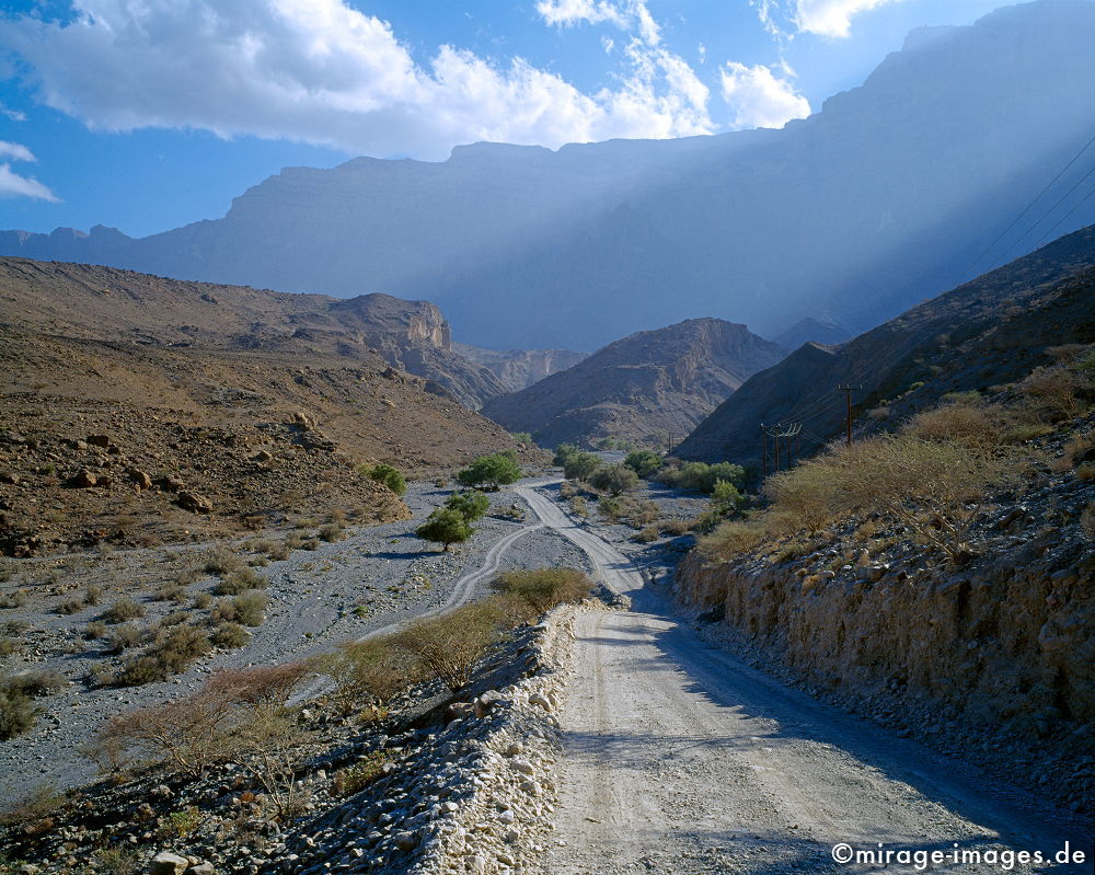 Mountain Road
Western Hajar
Schlüsselwörter: Gebirge, Piste, Ödland, abgeschieden, menschenleer, Geologie, Himmel, blau, Wolken, Strasse, Schotterweg, Infrastruktur, Verkehr, Fortschritt, Erschließung, Sonne, Leere, karg, Felsen, Einsamkeit, einsam, schroff, spektakulär, 