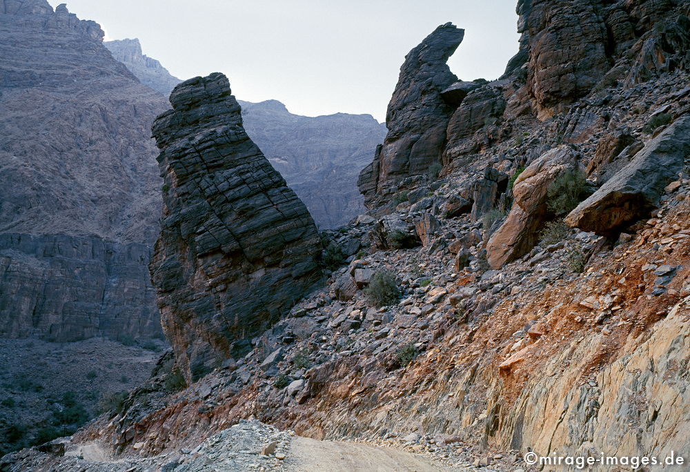 Wild Mountains
Jabal Shams
Schlüsselwörter: Stein, Schlucht, Berg, Felsen, Einsamkeit, einsam, schroff, ruhig, friedlich, Frieden, Ruhe, Stille, schön, Schönheit, spektakulär, schroff, rauh, unberührt, ursprünglich, überleben, Karst, Gebirge, Ödland, abgeschieden, menschenleer, Geologie, Str