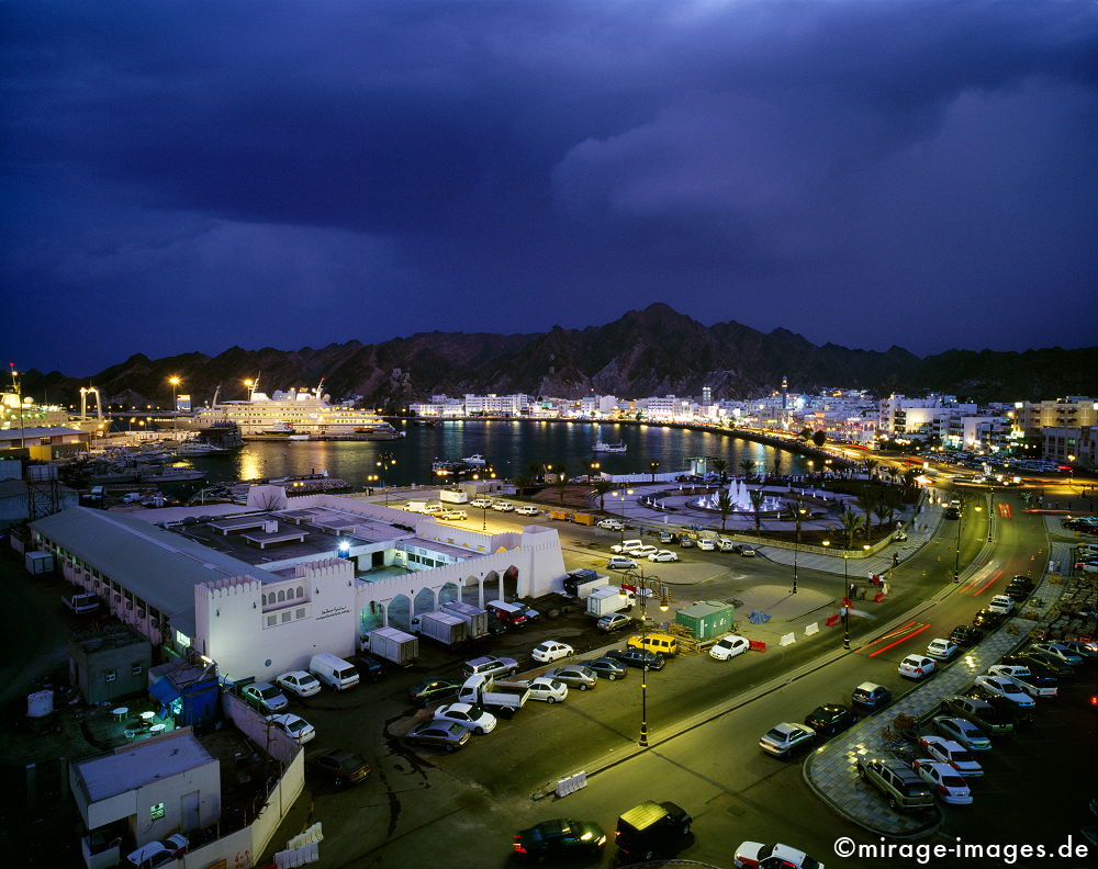 Al Corniche 
Muscat
Schlüsselwörter: Attraktion, einladend, Hauptstadt, nachts, Lichter, beleuchtet, Stadtteil, Atmosphäre, Promenade, Stadt, Schiff, Zentrum, See, Hafen, Dämmerung, Infarstruktuktur ,Übersicht, Architektur, Gebäude, Häuser, Verkehr, Autos, modern, el Said, Wasser, 