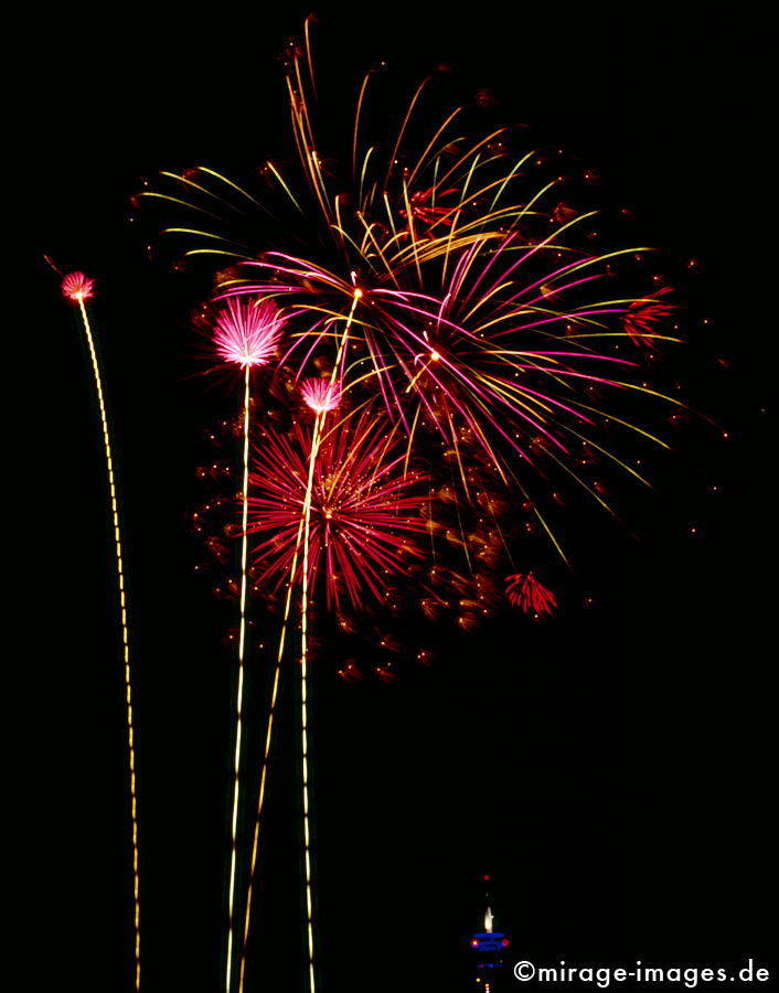 Nightblossom
Düsseldorf
Schlüsselwörter: Feuerwerk, japanisch, Event, nachts, Nacht, schwarz, Himmel, farbig, bunt, Traum, Ereignis,