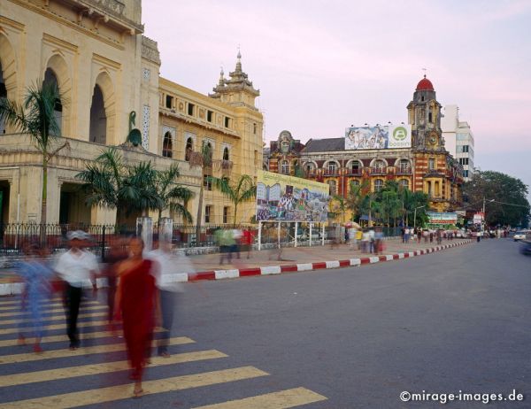 Near Sule Paya
Yangon (Rangoon)
Schlüsselwörter: Hauptstadt, Zentrum, Verkehr, Strassen, Bewegung, Mönch, Fussgänger, Innenstadt, Kolonialbauten, britisch, Architektur, Zebrastreifen, Stadt, städtisch, Birma, Burma, Myanmar, Südost Asien, Entwicklungsland, Tropen, Armut, Fernreise, Reise, Kultur