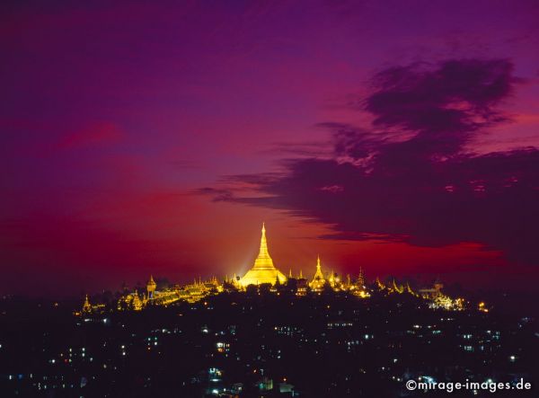 Shwedagon Paya
Yangon (Rangoon)
Schlüsselwörter: Gebäude, Tempel, Pagode, Stupa, Chedi, Heiligtum, Dämmerung, Himmel, rot, violett, gold, Hügel, Erhebung, Nacht, beleuchtet, Glanz, Mythos, alt, erhaben, Symbol, Glauben, Buddhismus, Schönheit, Legende, Kultur, Gedächtnis, Sehenswürdigkeit, Spiritua