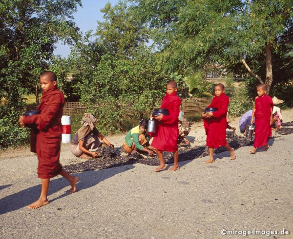 Monks and forced labour
Mrauk - U
Schlüsselwörter: Mönche, betteln, Kinder, barfuss, rot, Strasse, Reparatur, Mädchen, Teer, Ausbeutung, Steine, Zwangsarbeit, Sonne, Gift, Hände, Infrastruktur, Asphalt, archaisch, einfach, schädlich, verletzen, roh, Birma, Burma, Myanmar, Südost Asien, Entwicklungsla