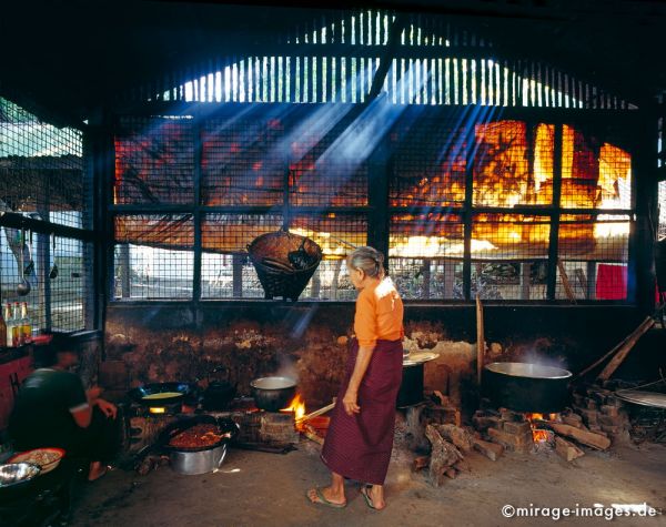 Kitchen in the elephant hide forest hermitage 
Sin Pon Taw Ya Kyaung Bago
Schlüsselwörter: Essen, Ernährung, Rauch, Küche, Zubereitung, Dunst, Personen, Feuer, Töpfe, Frau, alt, Patina, Wok, Hunger, Appetit, Sonnenstrahlen, Birma, Burma, Myanmar, Südost Asien, Entwicklungsland, Tropen, Armut, Fernreise, Reise, Kultur, 