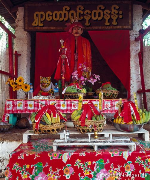 Nat shrine on the way to Kyaiktiyo Golden Rock
Kinpun
Schlüsselwörter: Götter, Zauberer, Geister, heilig, übernatürlich, Wesen, Buddhismus, Schutz, Verehrung, Animismus, Schrein, Birma, Burma, Myanmar, Südost Asien, Entwicklungsland, , Armut, Fernreise, Reise, Kultur, Tourismus, exotisch, touristische Attraktion, Reisezi
