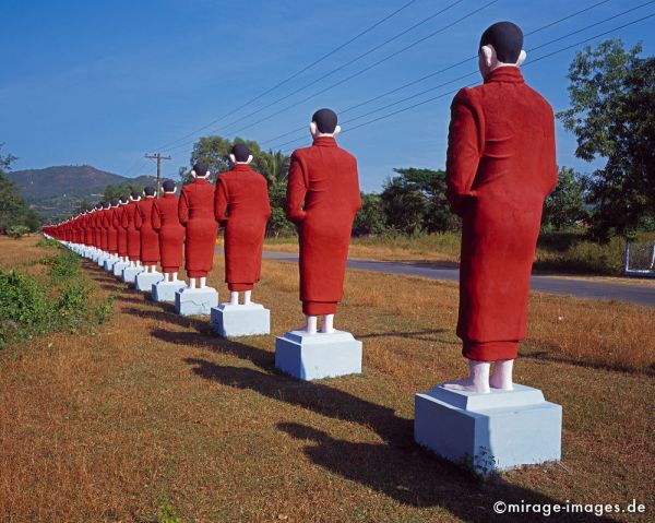 Some of 500 itinerant monks statues
Mawlamyine (Moulmein)
Schlüsselwörter: Buddha, Skulptur, Buddhismus, Religion, Spiritualität, zeitlos, Kontemplation, Sinnsuche, Kunst, Schutz, beschützen, Aura, Geist, göttlich, Würde, Glauben, Weisheit, Zufriedenheit, Glück, Birma, Burma, Myanmar, Südost Asien, Entwicklungsland, Tropen