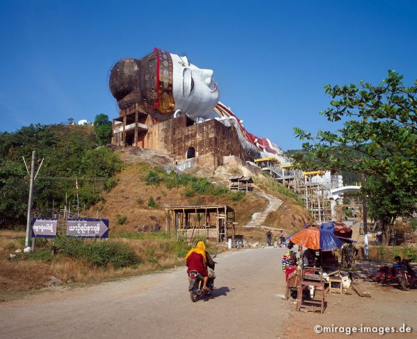 Giant Reclining Buddha at Win Sein Tae Ya Monastery
Mawlamyine (Moulmein)
Schlüsselwörter: Buddha, Skulptur, gigantisch, riesig, spektakulär, liegend, eindrucksvoll, imposant, beeindruckend, erhaben, Heiligtum, Tempel, Kraft, Meditation, Buddhismus, Religion, Spiritualität, Anbetung, Ruhe, zeitlos, Schönheit, Stille, Frieden, friedlich, heil