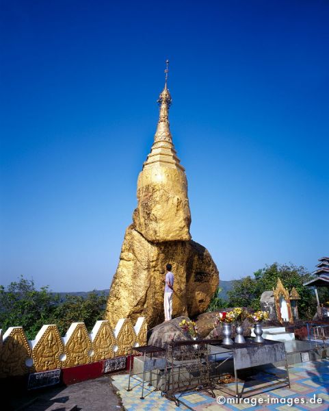 Nwa - La - Bo Pagoda
Mawlamyine (Moulmein)
Schlüsselwörter: Felsen, gold, Balance, Gleichgewicht, Person, Geheimnis, Wunder, Naturwunder, Mysterium, erstaunlich, Heiligtum, Tempel, Kraft, Meditation, Buddhismus, Religion, Spiritualität, Anbetung, Ruhe, Skulptur, zeitlos, Schönheit, Birma, Burma, Myanmar, Asien, 