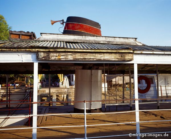 On the Thatwin river from Mawlamyine to  Hpa - an
Mon State
Schlüsselwörter: Fähre, alt, Verkehr, Fluss, Transport, Schornstein, Deck, Boot, Schiff, Birma, Burma, Myanmar, Südost Asien, Entwicklungsland, Tropen, Armut, Fernreise, Reise, Kultur, Tourismus, exotisch, touristische Attraktion, Reiseziel, 