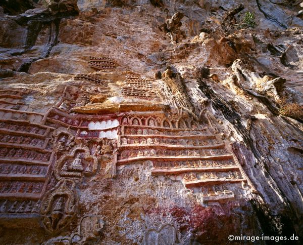 Kawgun Cave
Hpa - an
Schlüsselwörter: Höhle, Stein, Lehm, Heiligtum, Tempel, Kraft, Meditation, Buddhismus, Religion, Spiritualität, Anbetung, Ruhe, Skulptur, zeitlos, Schönheit, Stille, Frieden, friedlich, heilig, Entspannung, entspannen, Liebe, Menschlichkeit, Kontemplation, Liebe, Buddh