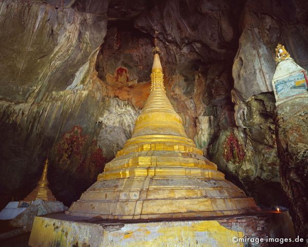 Inside Yathaypyan Cave
Hpa - an
Schlüsselwörter: Stupa, Pagode, gold, Höhle, Stein, Heiligtum, Tempel, Kraft, Meditation, Buddhismus, Religion, Glauben, Spiritualität, Anbetung, Ruhe, Skulptur, zeitlos, Schönheit, Stille, Frieden, friedlich, heilig, Entspannung, entspannen, Liebe, Menschlichkeit, 