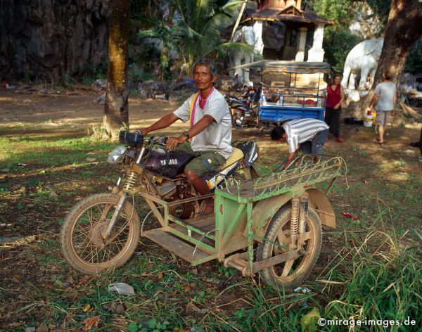 Motorbike in front of Saddar Cave
Hpa - an
Schlüsselwörter: Fahrzeug, Dreirad, Motorrad, Seitenwagen, Transportmittel, Fahrer, Stolz, Birma, Burma, Myanmar, Südost Asien, Entwicklungsland, Tropen, Armut, Fernreise, Reise, Kultur, Tourismus, exotisch, touristische Attraktion, Reiseziel, 