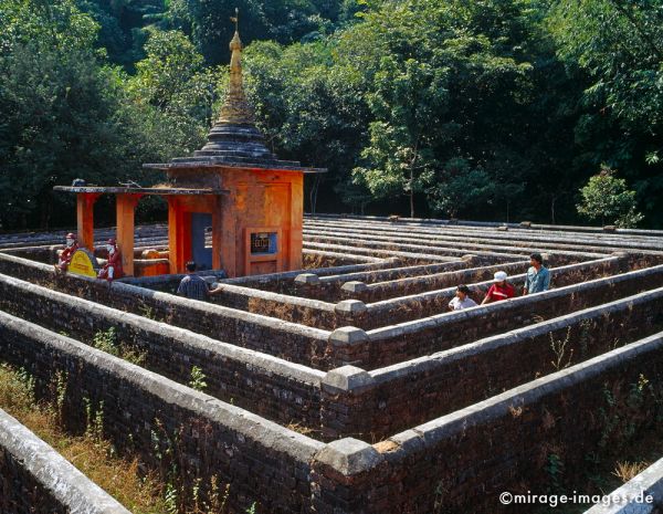 Buddhistc maze
Hpa . an
Schlüsselwörter: Irrgarten, nats, Labyrinth, Personen, Meditation, meditativ, Spiel, Spass, Birma, Burma, Myanmar, Südost Asien, Entwicklungsland, Tropen, Armut, Fernreise, Reise, Kultur, Tourismus, exotisch, touristische Attraktion, Reiseziel, 