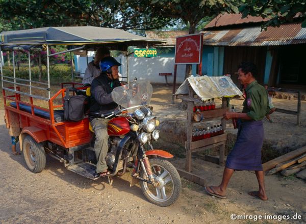 Gas Station
Hpa - an
Schlüsselwörter: tanken, Tankstelle, Fortbewegung, Verkehr, Sprit, Birma, Burma, Myanmar, Südost Asien, Entwicklungsland, Tropen, Armut, Fernreise, Reise, Kultur, Tourismus, exotisch, touristische Attraktion, Reiseziel, 