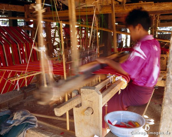 Weaving boy
Hpa - an
Schlüsselwörter: weben, Tradition, Karen, Webstuhl, Handarbeit, Kunsthandwerk, Textil, Stoff, Birma, Burma, Myanmar, Südost Asien, Fernreise, Reise, Kultur, Tourismus, exotisch, touristische Attraktion, Reiseziel, 