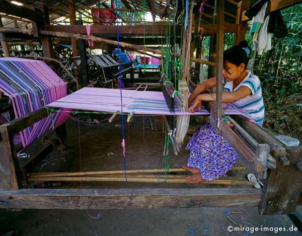 Weaving girl
Hpa - an
Schlüsselwörter: weben, Tradition, Karen, Webstuhl, Handarbeit, Kunsthandwerk, Textil, Stoff, Birma, Burma, Myanmar, Südost Asien, Fernreise, Reise, Kultur, Tourismus, exotisch, touristische Attraktion, Reiseziel, 