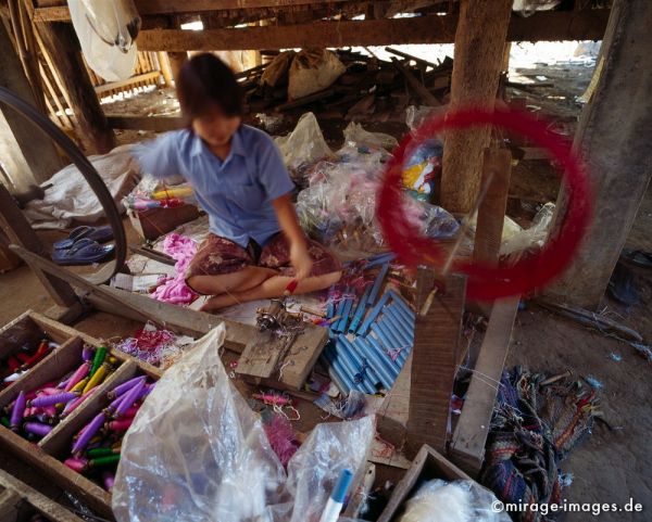 Young girl yarning
Hpa - an
Schlüsselwörter: Garn, Tradition, Karen, spinnen, Handarbeit, Kunsthandwerk, Textil, Stoff, Birma, Burma, Myanmar, Südost Asien, Fernreise, Reise, Kultur, Tourismus, exotisch, touristische Attraktion, Reiseziel, 