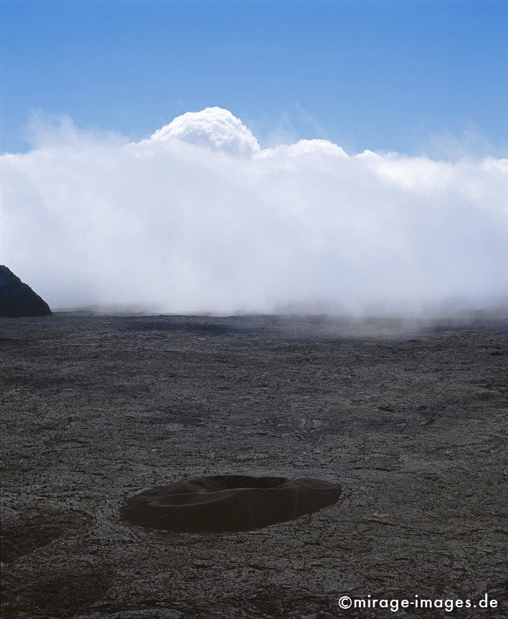 Formica Léo
Piton de la Fournaise
Schlüsselwörter: Lava, Lavafeld, Wüste, einsam, Einsamkeit, Weite, Plateau, Hochebene, vulkanisch, Piton de la Fournaise, Wolken, Nebel, Stein, Krater, Vulkankrater, Einöde, trocken, karg, bizarr, unwirklich, Bruch, Ruhe, menschenleer, verlassen, Geologie, lebendsfeindl