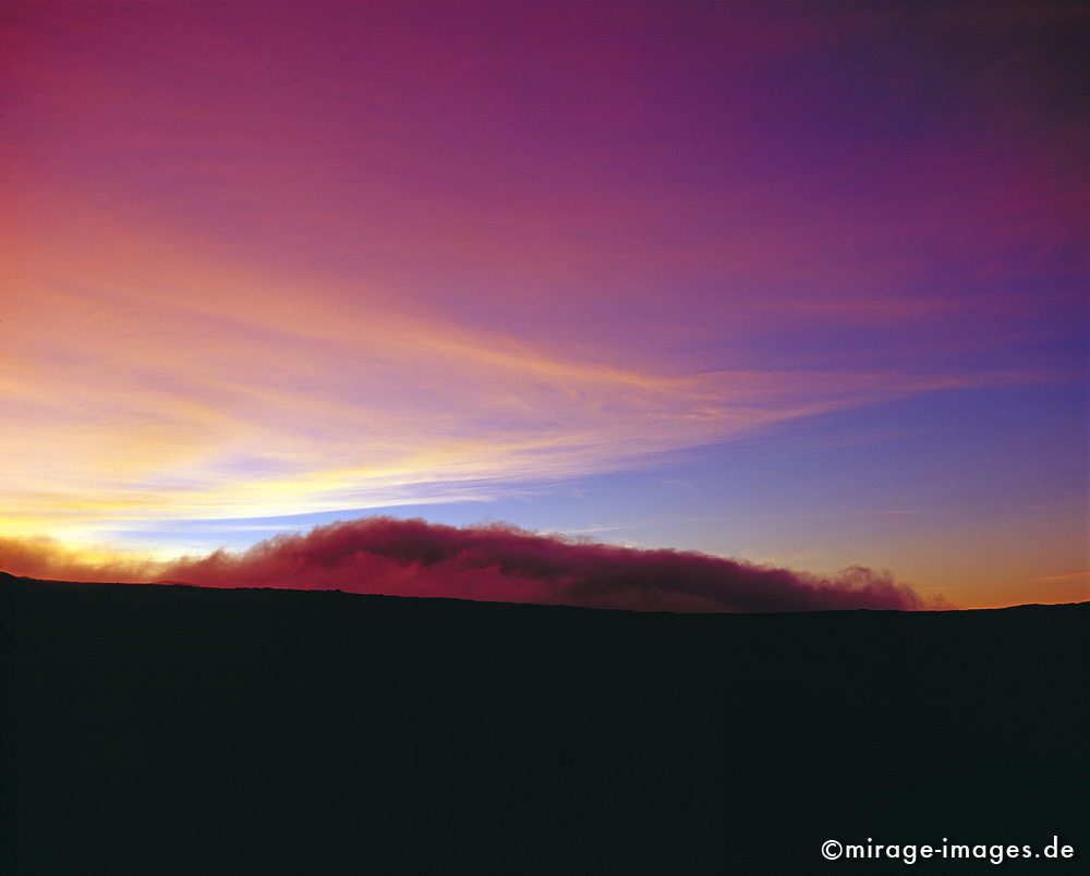 Sunrise
Plaines des Sables
Schlüsselwörter: Sonnenaufgang, Lava, Lavafeld, Sand, alt, Geologie, Wüste, einsam, Einsamkeit, Weite, Plateau, Hochebene,  fragil, vulkanisch, Nebel, Stein, menschenleer, Einöde, trocken, karg, bizarr, unwirklich, Ruhe, menschenleer, verlassen, 