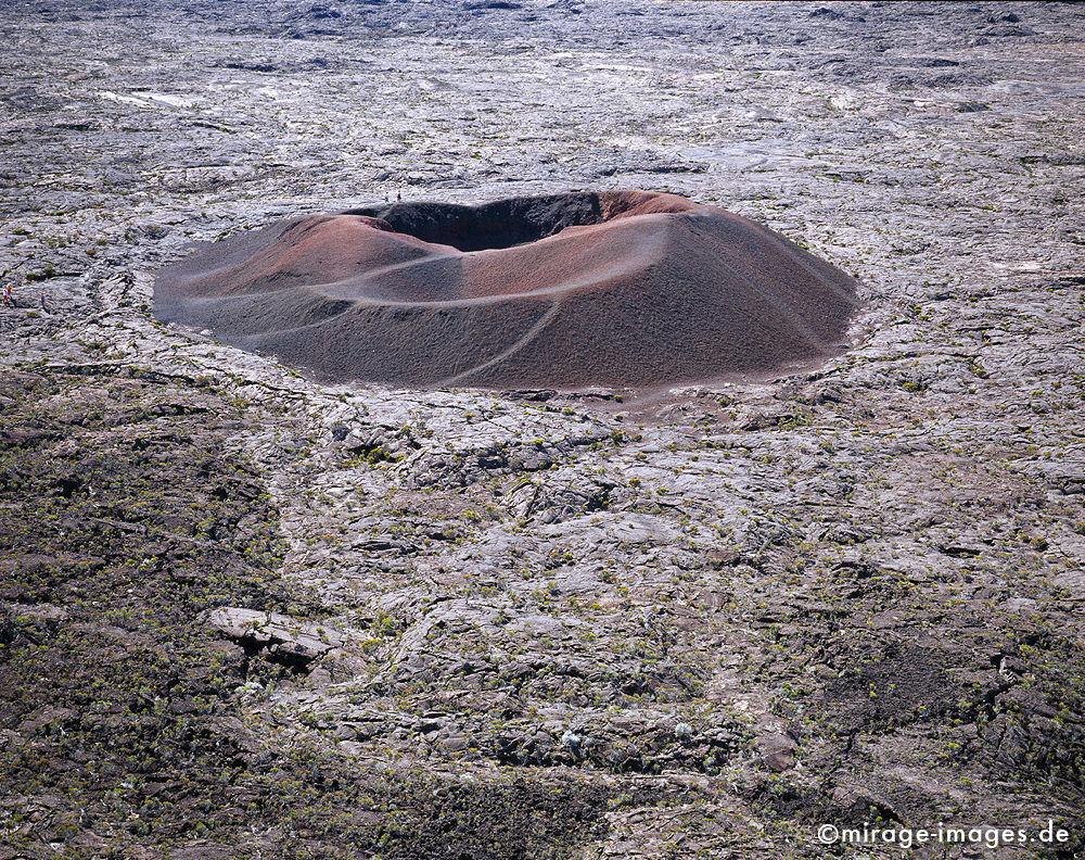 Formica Léo
Piton de la Fournaise
Schlüsselwörter: Lava, Lavafeld, Wüste, einsam, Einsamkeit, Weite, Plateau, Hochebene, vulkanisch, Piton de la Fournaise, Wolken, Nebel, Stein, Krater, Vulkankrater, Einöde, trocken, karg, bizarr, unwirklich, Bruch, Ruhe, menschenleer, verlassen, Geologie, lebendsfeindl