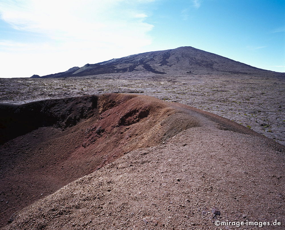 Formica Léo
Piton de la Fournaise
Schlüsselwörter: Lava, Lavafeld, Wüste, einsam, Einsamkeit, Weite, Plateau, Hochebene, vulkanisch, Piton de la Fournaise, Wolken, Stein, Krater, Vulkankrater, Einöde, trocken, karg, fragil,bizarr, unwirklich, Bruch, Ruhe, menschenleer, verlassen, Geologie, lebendsfeindl