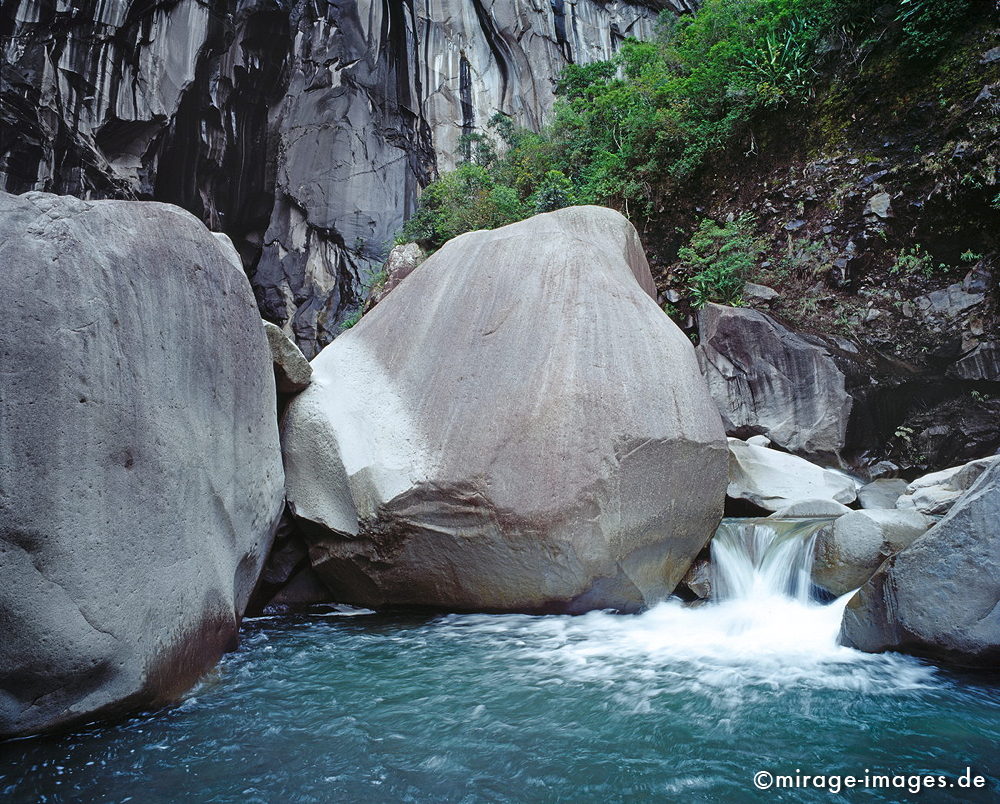 La Chapelle
Cirque de Cilaos
Schlüsselwörter: Fluss, Wasser, Wasserfall, Kaskade, türkis, schroff, rau, Schlucht, fliessen, Ruhe, Natur, Stein, Meditation, Wildnis, ungezähmt, unberührt, frisch, klar, Bewegung, bewegen, natürlich, Harmonie, authentisch, Felsen, rauschen, Reinheit, Sauberkeit, Leb