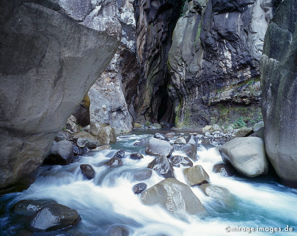 La Chapelle
Cirque de Cilaos
Schlüsselwörter: Fluss, Wasser, Wasserfall, Kaskade, türkis, schroff, rau, Schlucht, fliessen, Ruhe, Natur, Stein, Meditation, Wildnis, ungezähmt, unberührt, frisch, klar, Bewegung, bewegen, natürlich, Harmonie, authentisch, Felsen, rauschen, Reinheit, Sauberkeit, Leb