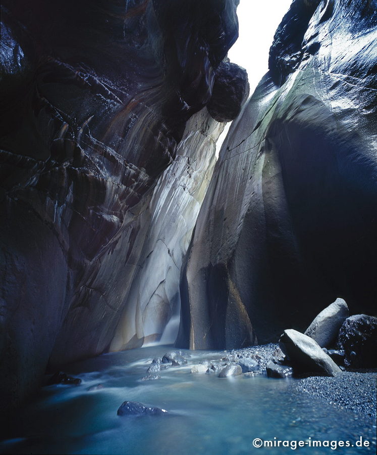 La Chapelle
Cirque de Cilaos
Schlüsselwörter: Lichtspalt, Öffnung, Schlucht, sakral, Enge, Gefahr, Felsen, Wasser, fliessen, Ruhe, Natur, Stein, authentisch, wild, zerbrechlich, Kaskade, grün, frischempfindlich, ungezähmt, Meditation, schroff, rau, Entspannung, entspannen, Wildnis, unberührt, kla