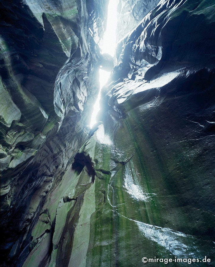 La Chapelle
Cirque de Cilaos
Schlüsselwörter: Lichtspalt, Öffnung, Schlucht, sakral, Enge, Gefahr, Felsen, Wasser, fliessen, Ruhe, Natur, Stein, authentisch, wild, zerbrechlich, Kaskade, grün, frischempfindlich, ungezähmt, Meditation, schroff, rau, Entspannung, entspannen, Wildnis, unberührt, kla