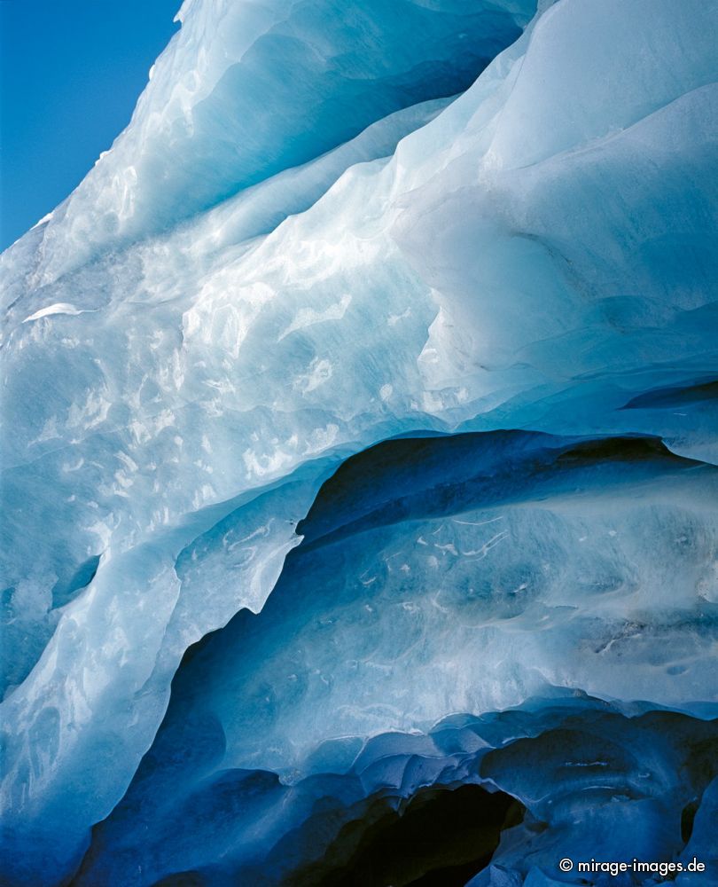 Ice Cave
Zinal
Schlüsselwörter: Gletscher, Höhle, Eishöhle, blau, türkis, weiss, abstrakt, Form, Textur, Gemälde, Klimawandel, CO2, Temperatur, Relief, Metamorphose, Kristalle, kristallin, Süsswasser, vereist, eisig, Eis, gefroren, Schnee, Winter, Kälte, kalt, Sonne, Steine, Berge