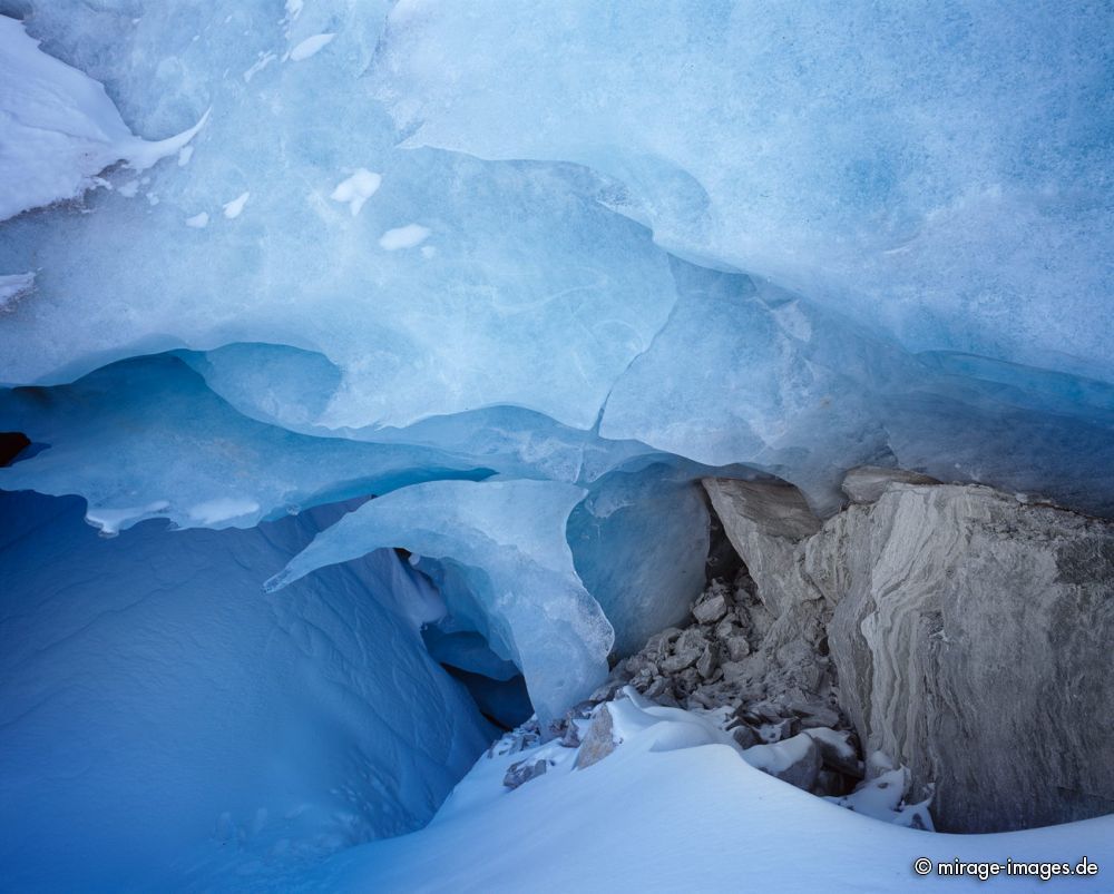 Ice Cave
Zinal
Schlüsselwörter: Gletscher, Höhle, Eishöhle, blau, türkis, weiss, abstrakt, Form, Textur, Gemälde, Klimawandel, CO2, Temperatur, Relief, Metamorphose, Kristalle, kristallin, Süsswasser, vereist, eisig, Eis, gefroren, Schnee, Winter, Kälte, kalt, Sonne, Steine, Berge