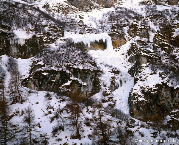 Frozen Cascades
Zinal
Schlüsselwörter: Wasserfall, Eiszapfen, Eis, Schnee, Winter, Kälte, weiss, Sonne, kalt, Fels, Steine, Berge, Berg, Gebirge, wild, romantisch, rauh, ungezähmt, naturschutz, geschützt, gefroren, 