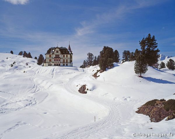 Villa Cassel
Berner Alpen
Schlüsselwörter: Eis, Schnee, Winter, Kälte, weiss, Sonne, kalt, Fels, Steine, Berge, Berg, Gebirge, wild, romantisch, rauh, ungezähmt, Naturschutz, geschützt, gefroren, Gebäude, Haus, nobel, Tannen, Piste, Wintersport, 